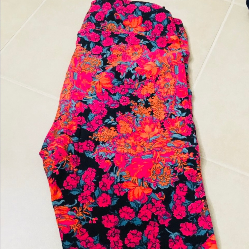 BRAND NEW : ONE SIZE LEGGINGS